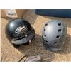 Image 5 : 2 Helmets, Two Right Hand Baseball Gloves, Salomon sz 8 Roller Blades