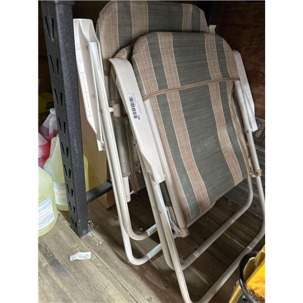 Lot of 2 vintage lawn chairs