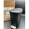 Image 2 : Compact Bathroom Plastic Trash Can with Foot Open step