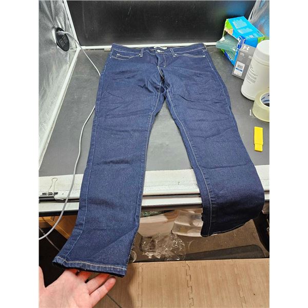 Levi 311 Shaping Skinny (size 32) Denim