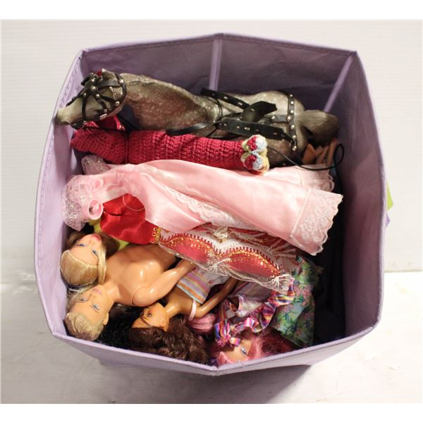 BARBIES & CLOTHES & HORSE - ESTATE