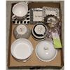 Image 1 : FLAT WITH 3 DECOR PLATES, MILK GLASS