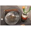 Image 1 : LOT OF ASSORTED SHOWROOM DECOR; VASE, WALL