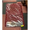 Image 1 : NEW SCARLET ROSE 3 PIECE MAT SET