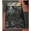 Image 1 : NEW SCARLET ROSE 3 PIECE MAT SET