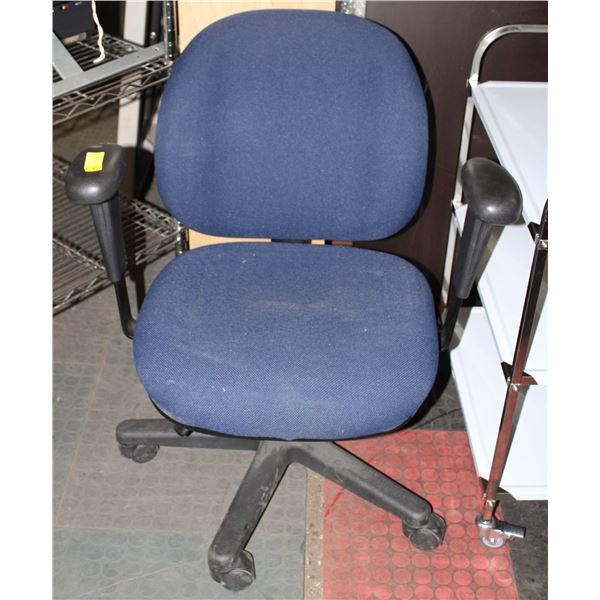 BLUE ROLLING OFFICE CHAIR