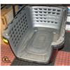 Image 1 : LARGE PLASTIC PET KENNEL