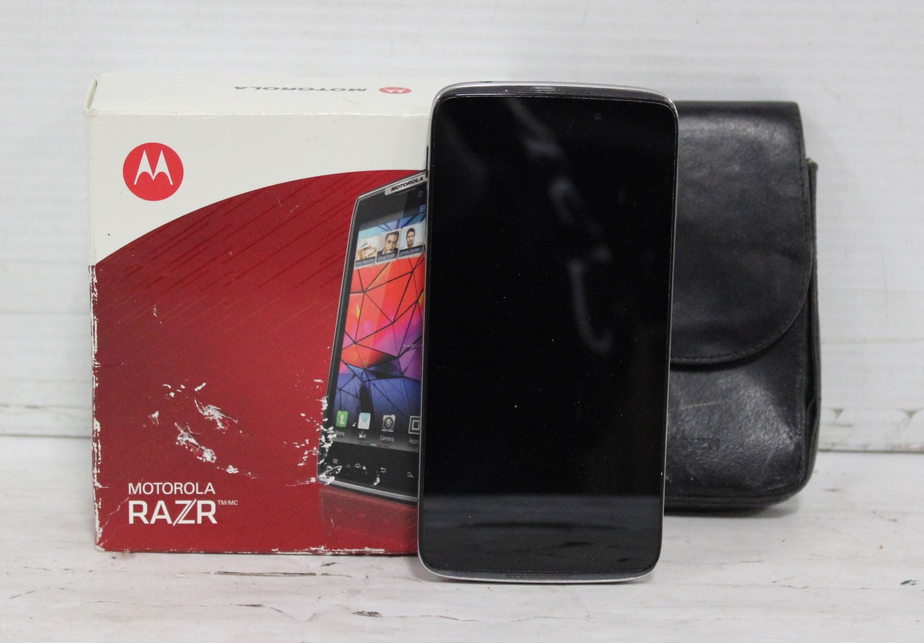 MOTOROLA RAZOR PHONE WITH BOX AND CHARGE CORD