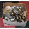 Image 1 : BANKERS BOX OF DECORATIVE BRASS WARE