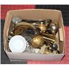 Image 1 : BOX OF MIXED BRASS DECORATIVE PIECES