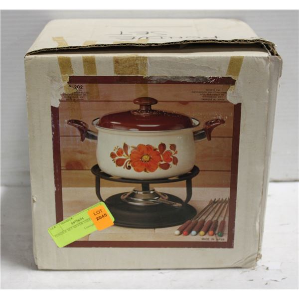 FONDUE SET NEVER USED