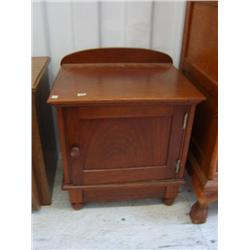 Wood end table (266)