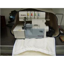 Simplicty lock 804 with case sewing machine (2)