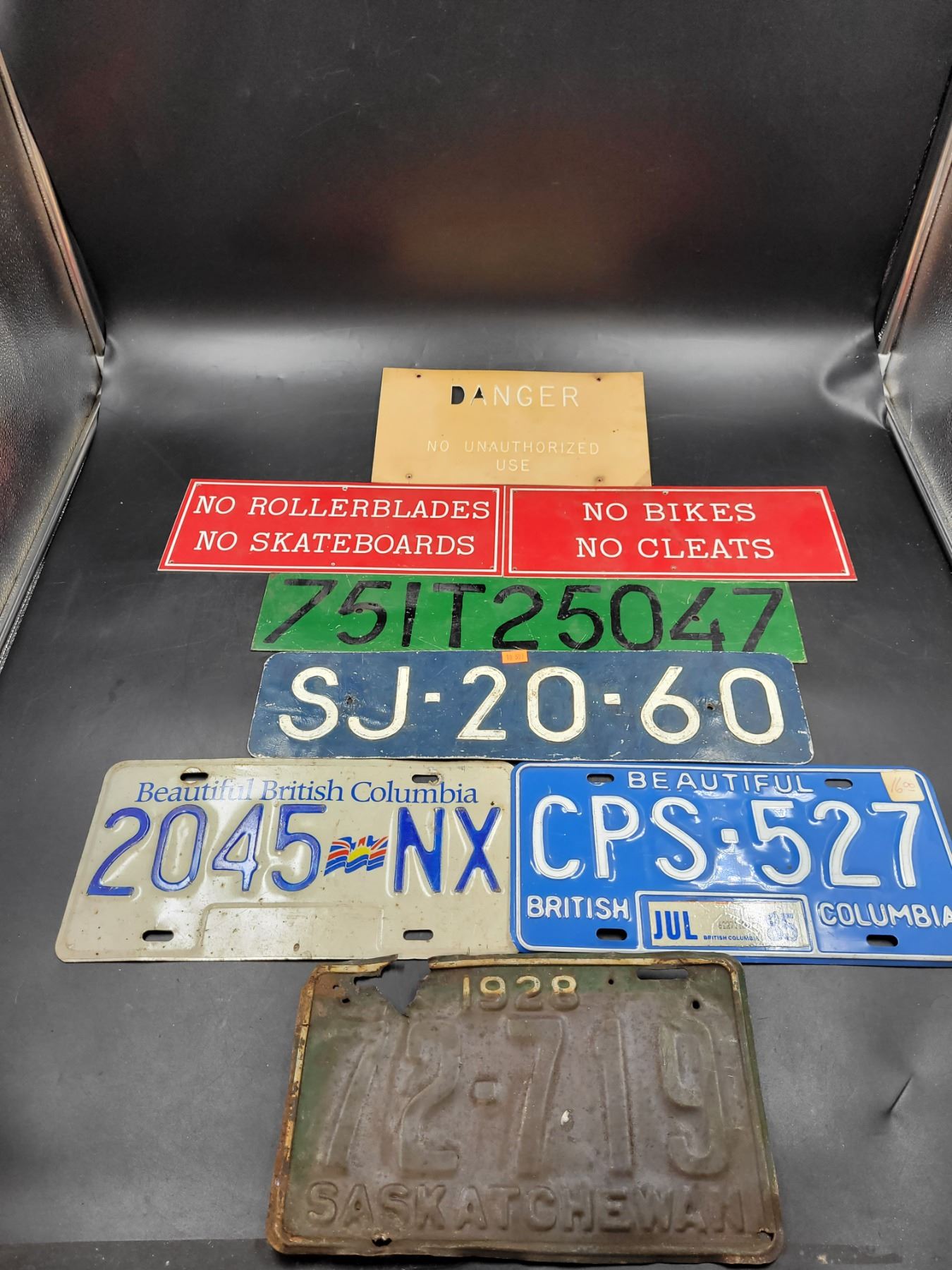 Vintage Canadian License Plates & Signs