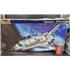 Image 1 : Revell Space Shuttle Model Kit