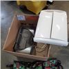 Image 2 : ROLLING CART, VANITY MIRROR AND CD PLAYER