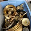 Image 2 : TOTE OF BRASS DECOR
