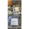 Image 2 : LOT OF QUEEN SIZE SHAMS. DUVET AND SHEETS