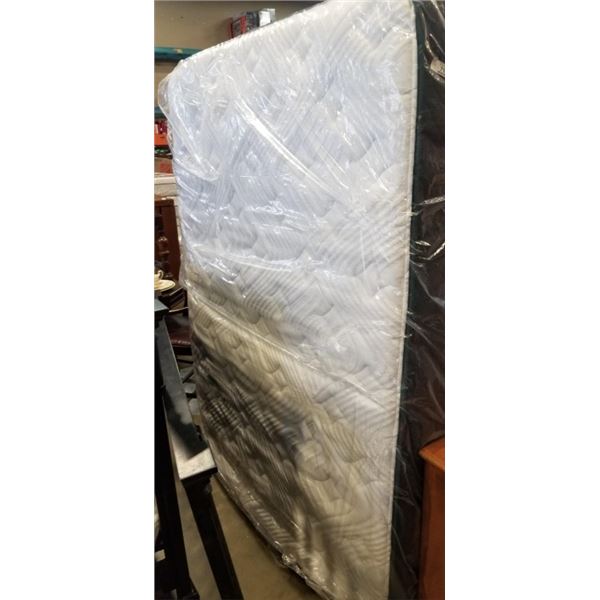 LOGAN AND COVE CHOICE EDITION QUEEN SIZE MATTRESS, RETAIL $1399