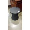 Image 2 : PAIR OF BLACK MODERN SIDE TIABLES