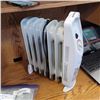 Image 1 : SMALL OIL HEATER