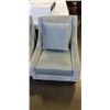 Image 2 : 2 LAZY BOY FURNITURE ACCENT CHAIR WITH 3 TOTAL ACCENT PILLOWS, IN GOOD CONDITION