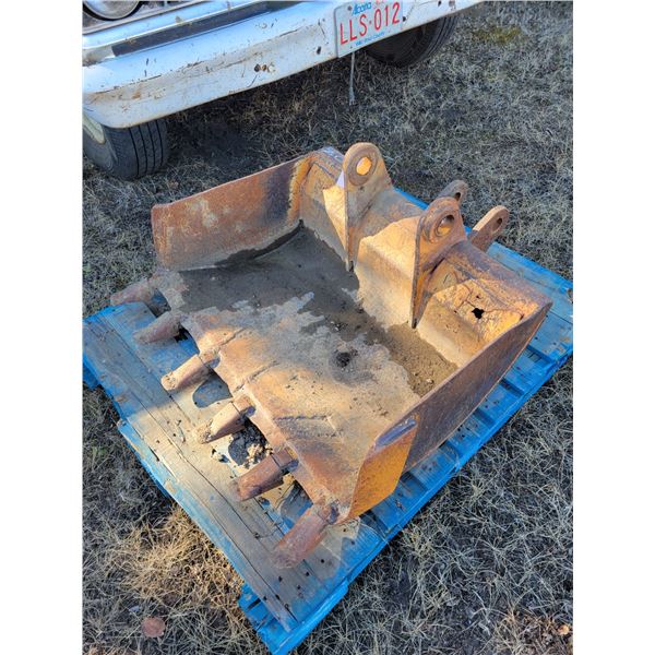 33" Backhoe digging bucket