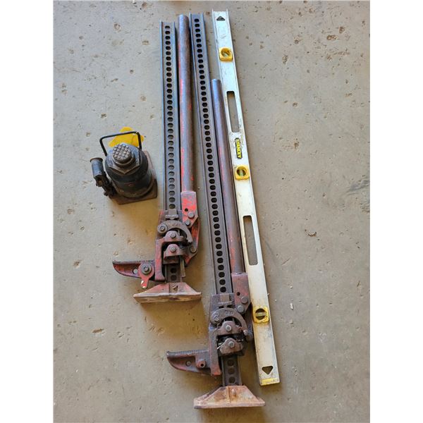 Vehicle jacks & level