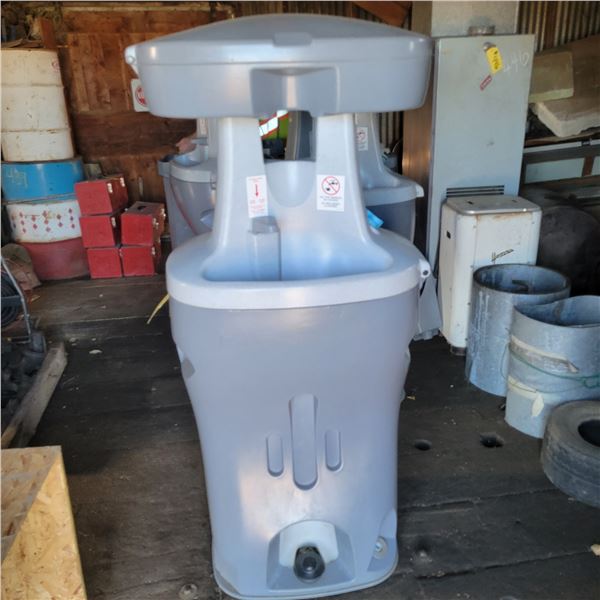 Double sided hand wash station