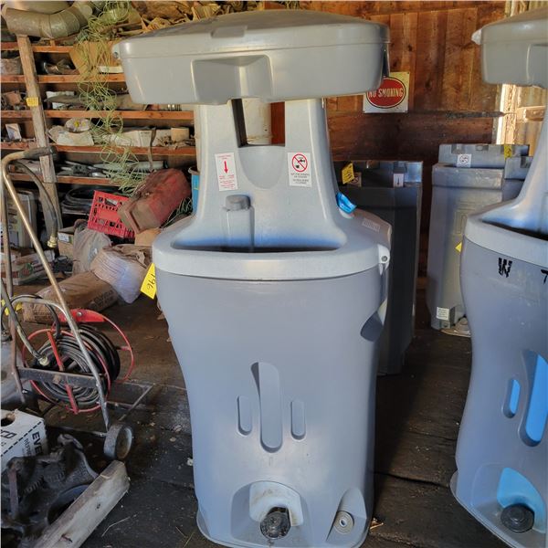 Double sided hand wash station