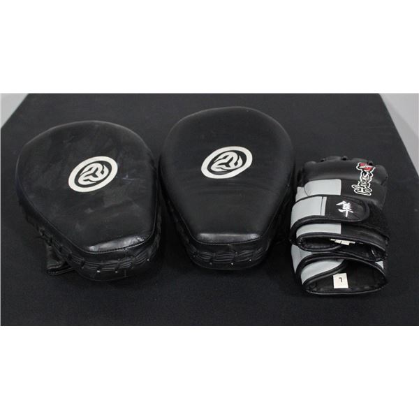 SET OF 2 FOCUS MITTS AND SET OF MMA GLOVES 4OZ