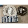 Image 3 : Set of assorted items - includes Kirkland XL absorbent dog pads / mat & 2 dog beds