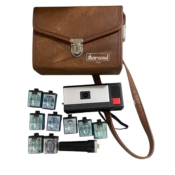 Kodak pocket instamatic 20 camera Made in Canada in leather case with flashes