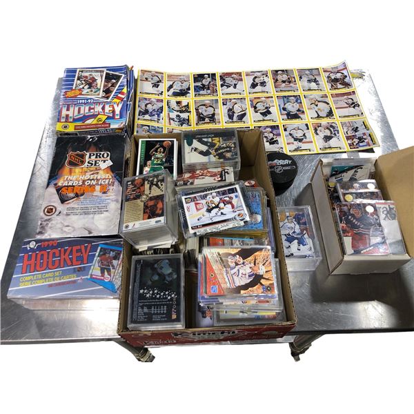 Group of assorted collectible hockey trading cards - O Pee Chee 1990/ NHL Pro Set The Hottest Cards 