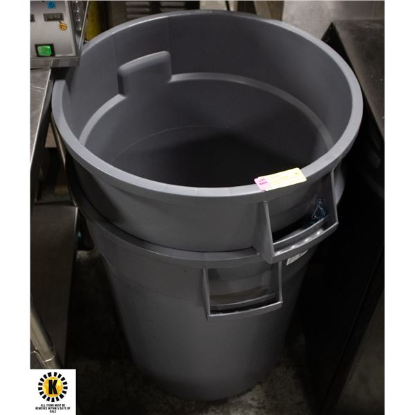 PAIR OF NEW WINCO 32 GALLON TRASH BINS