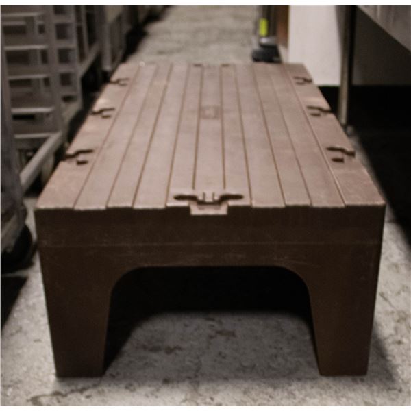 PLASTIC CAMBRO DUNNAGE RACK 48"X21"X12