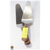 Image 1 : 2 KITCHEN ESSENTIALS PIE LIFTERS
