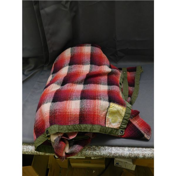 Northern Plaid Red Snap Button Clasp Bed Liner Blanket