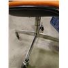 Image 2 : Vintage Mid Century Orange Fabric Button Back Rolling Office Chair