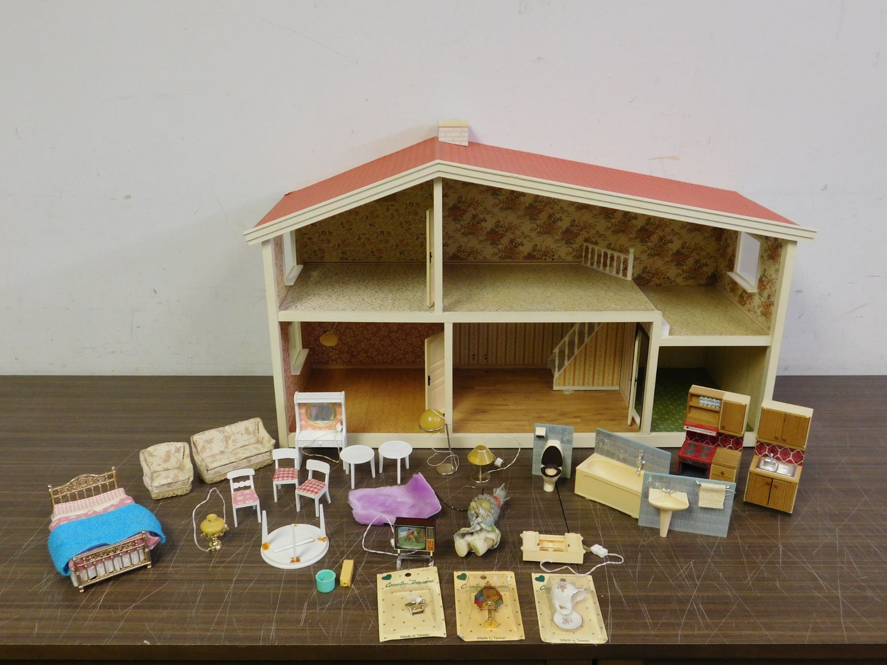 Vintage Lundby Dollhouse circa 1980s Electric 2-Story Doll House w lots ...