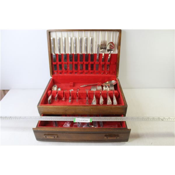 W.M. Rogers Cutlery in Wooden Case (case lid is broken off)