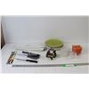 Image 1 : Sharpsu 2000 (6) Piece Knife Set, Candle, (3) Candle Holders, (4) Plates, Clock Ceramic House - Unte