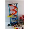 Image 5 : *Hot Wheels Race Tower Playset with Hot Wheels Cars and Fisher Price Barn Toy Set