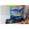Image 6 : *Hot Wheels Race Tower Playset with Hot Wheels Cars and Fisher Price Barn Toy Set