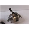 Image 3 : (2) Fishing Reels: Zebco & The Hawg
