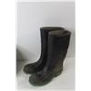 Image 4 : Pair of Rubber Boots About Size 9 With Garden Sun Hat