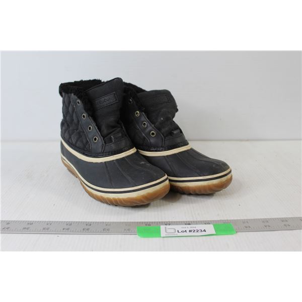 Pair of Windriver Size 6 Boots