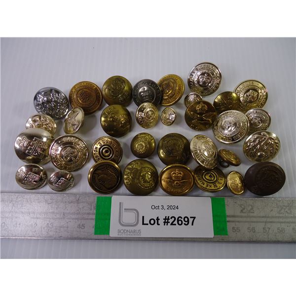 (33) Canadian WW1 and WW2 Military Buttons