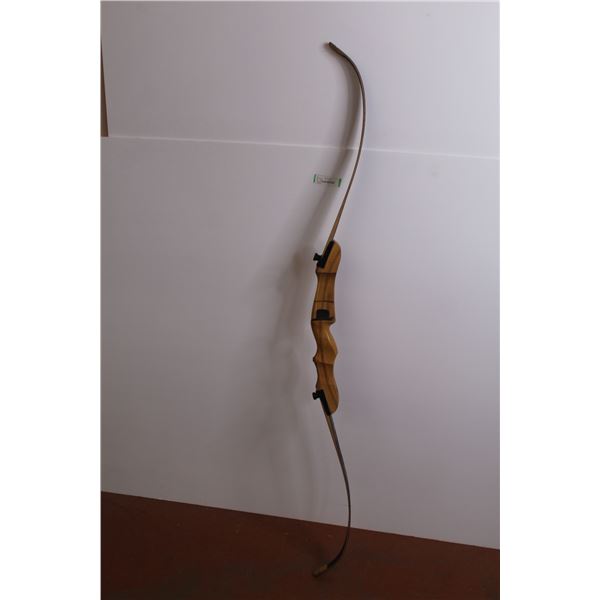 *Fleetwood Recurve Bow (main part of bow is splitting - 62" long - unsafe to operate)