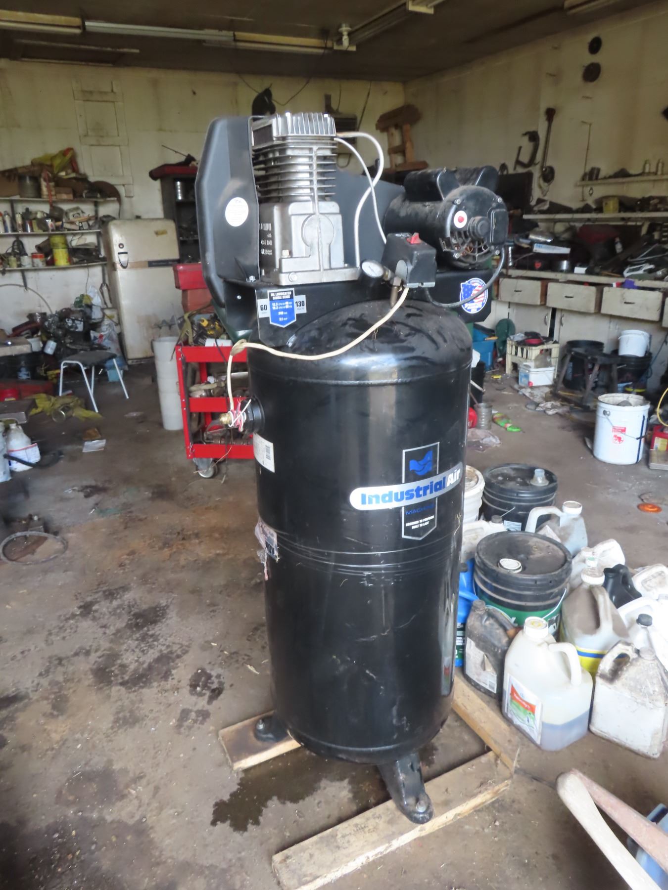 240V 60 gallon air compressor - Schmalz Auctions